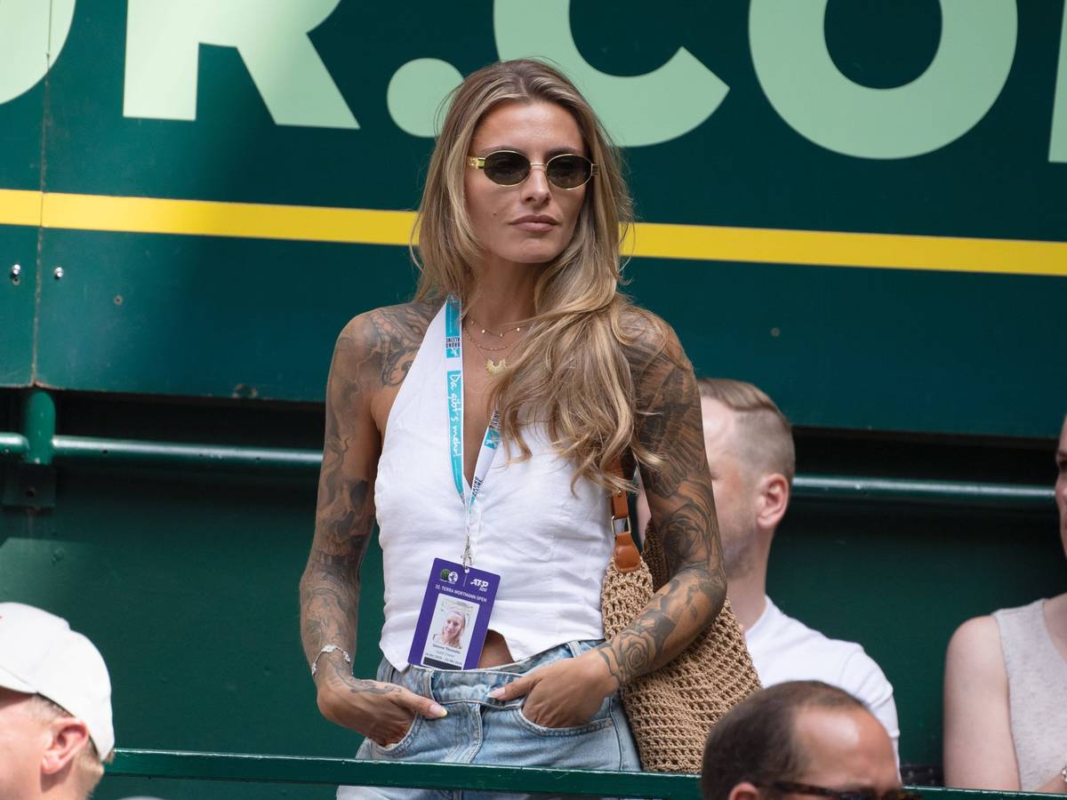 Sophia Thomalla auf der Tribüne.