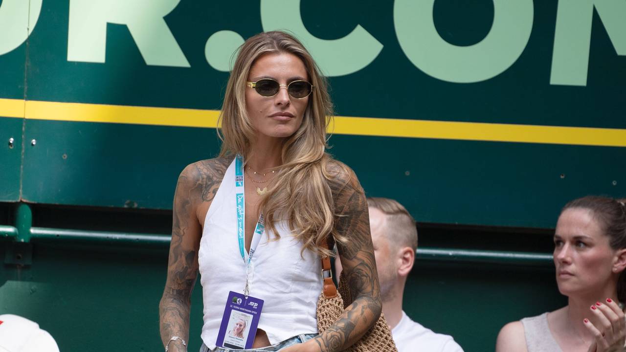 Sophia Thomalla auf der Tribüne.