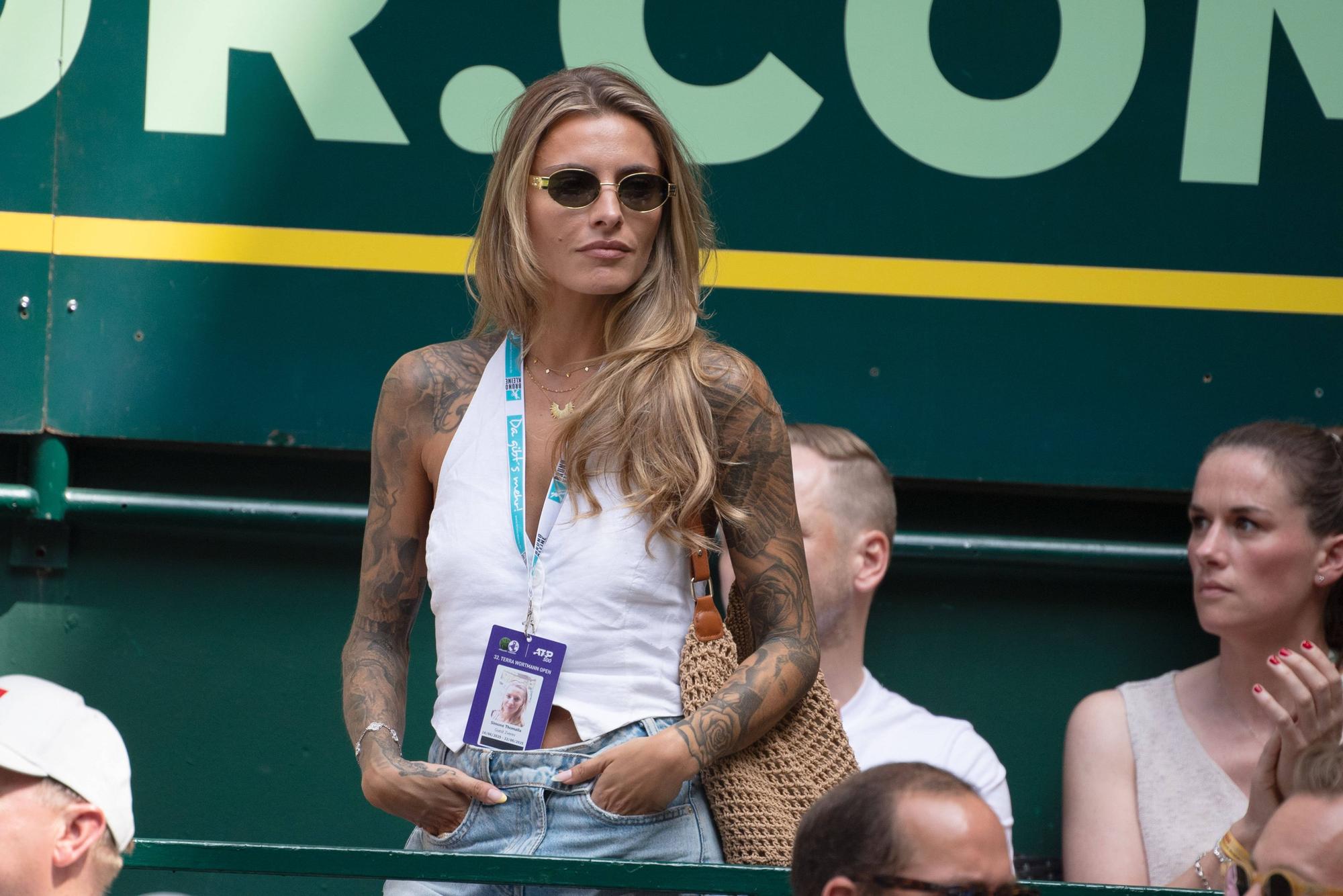 Sophia Thomalla auf der Tribüne.