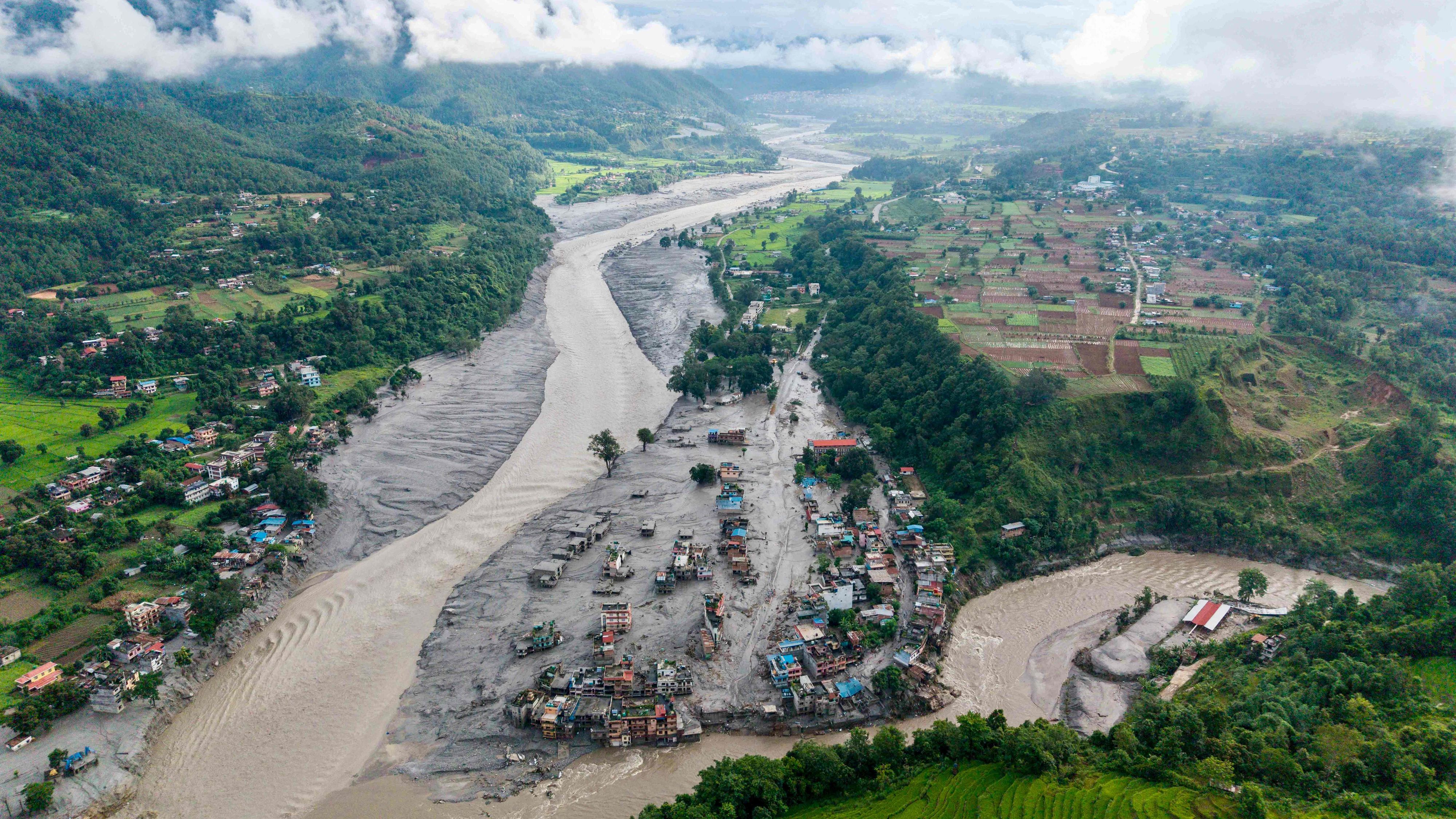Eine Luftaufnahme zeigt die Ortschaften, die nach den Sturzfluten in Nepal unter Schlamm begraben sind.