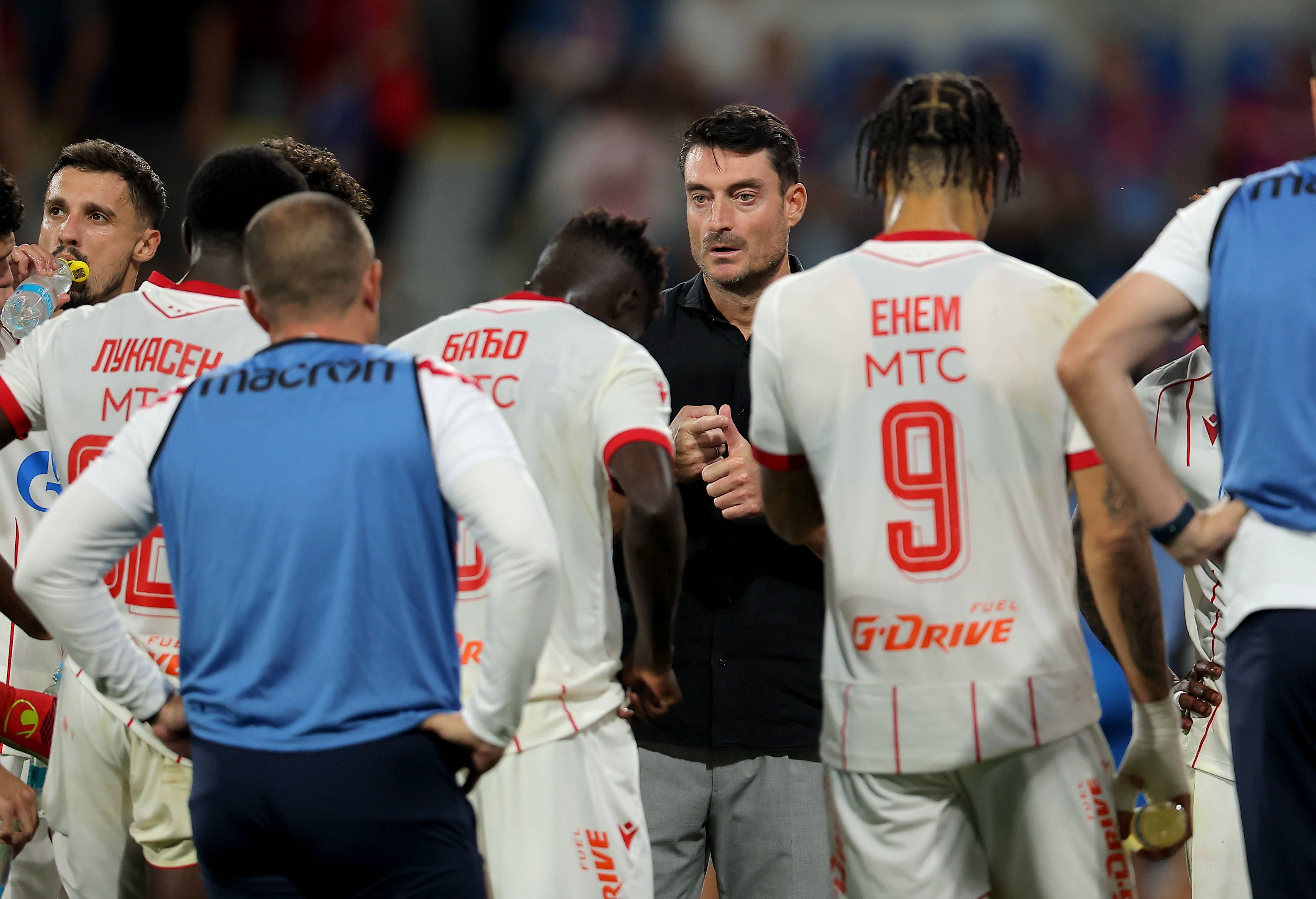 Albert Riera bespricht sich mit seinen Spielern.