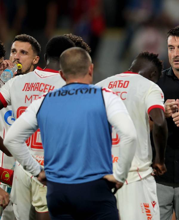 Albert Riera bespricht sich mit seinen Spielern.