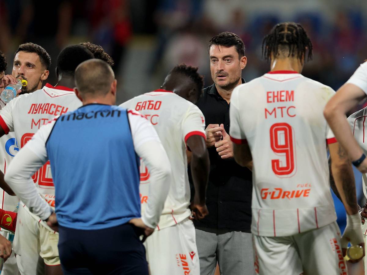 Albert Riera bespricht sich mit seinen Spielern.