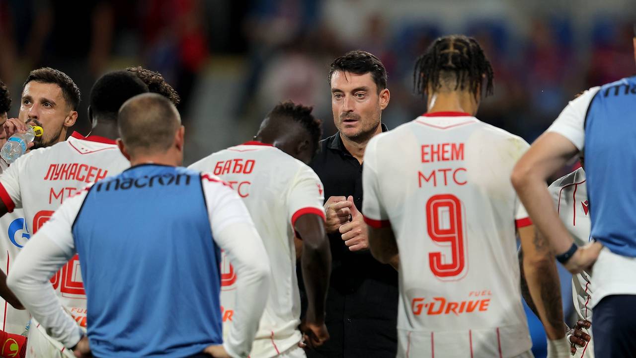 Albert Riera bespricht sich mit seinen Spielern.