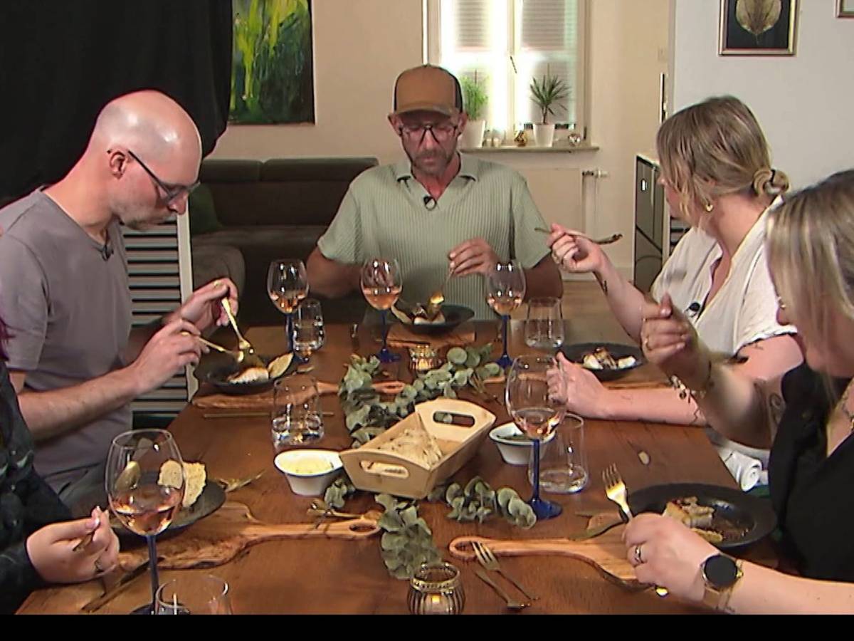 Eigentlich schmeckt es bei Tobias - nur finden Allie und Lorene auf ihrem Teller Hundehaare. (Bild: RTL)