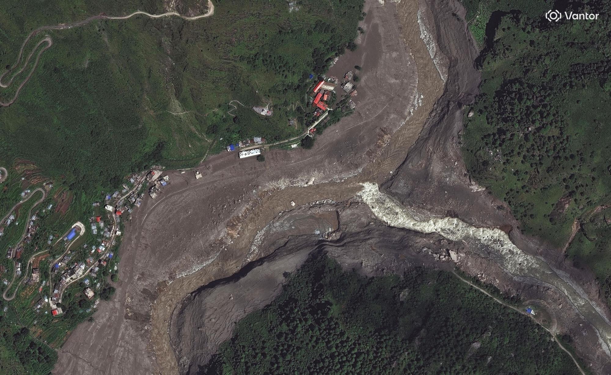 Dieses von Vantor zur Verfügung gestellte Satellitenbild zeigt die Zerstörungen in Syapru Besi in Nepal.
