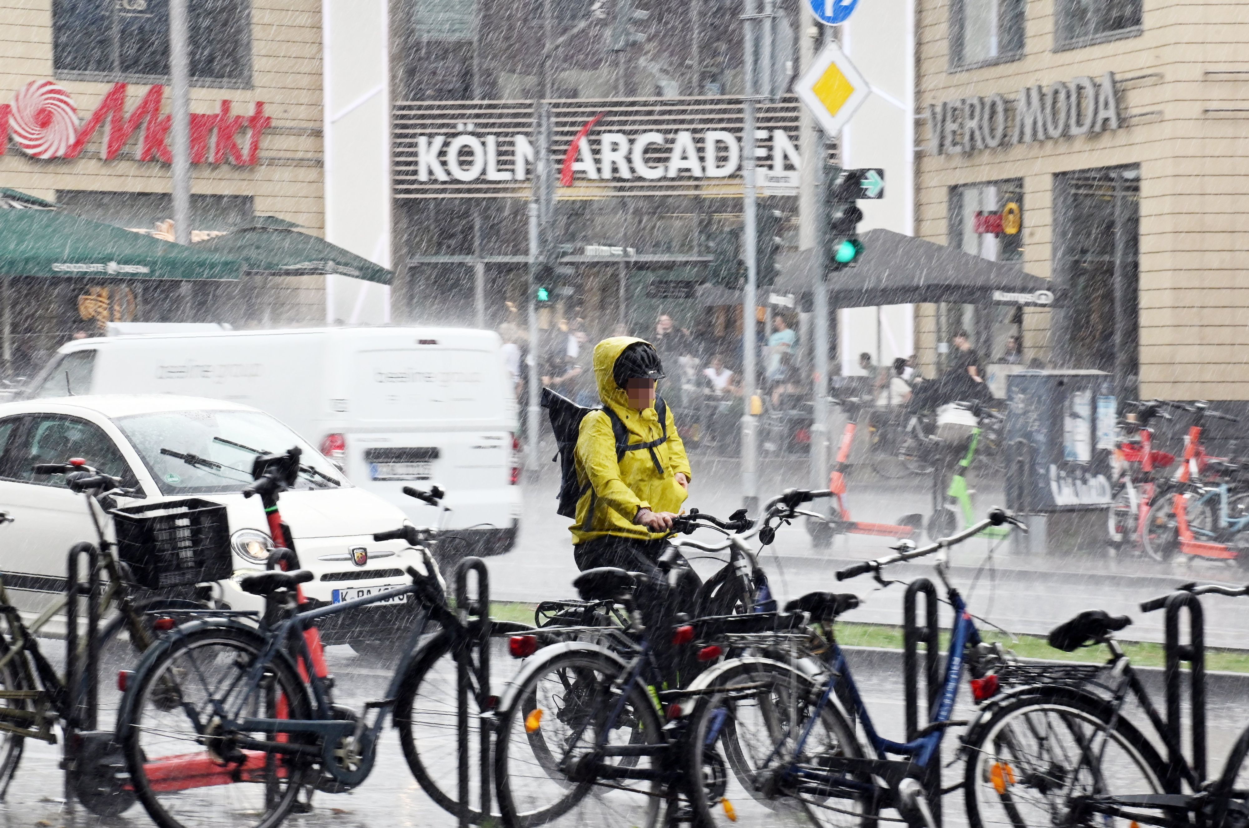 Ein kräftiger Regenschauer kommt über der Kalker Hauptstraße runter.