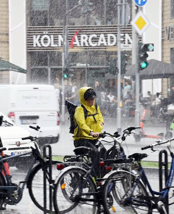 Ein kräftiger Regenschauer kommt über der Kalker Hauptstraße runter.