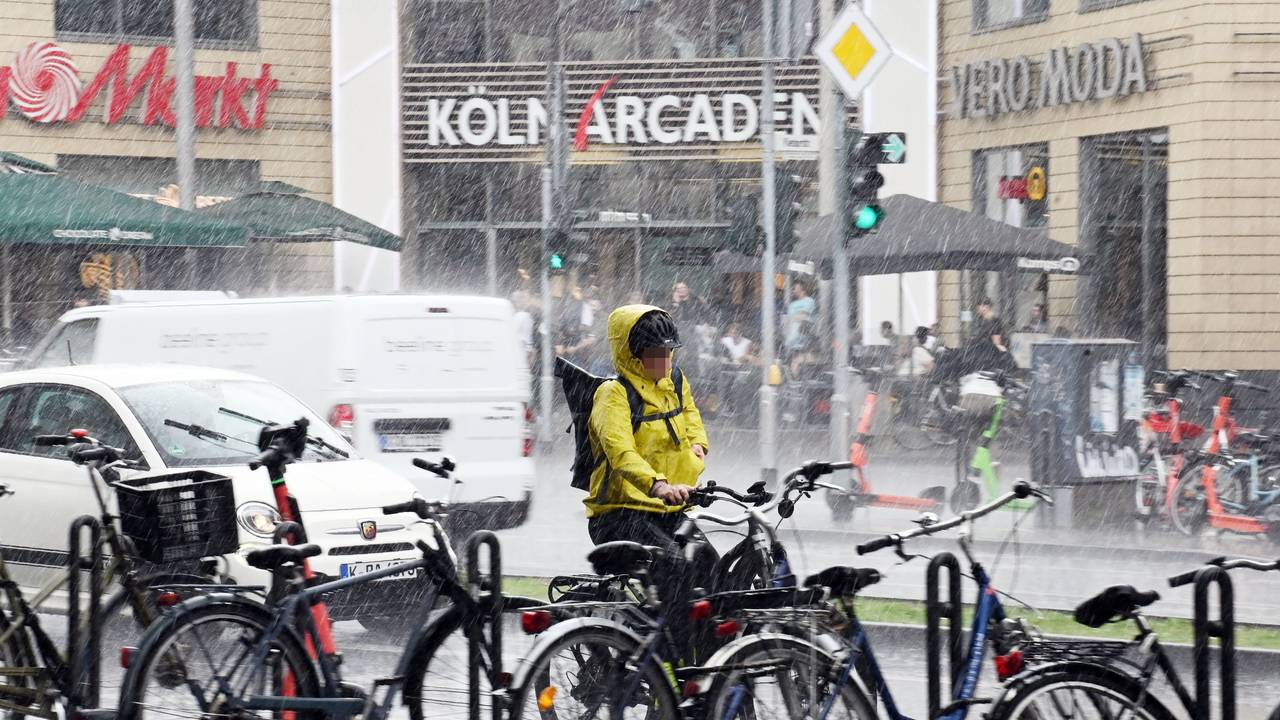 Ein kräftiger Regenschauer kommt über der Kalker Hauptstraße runter.