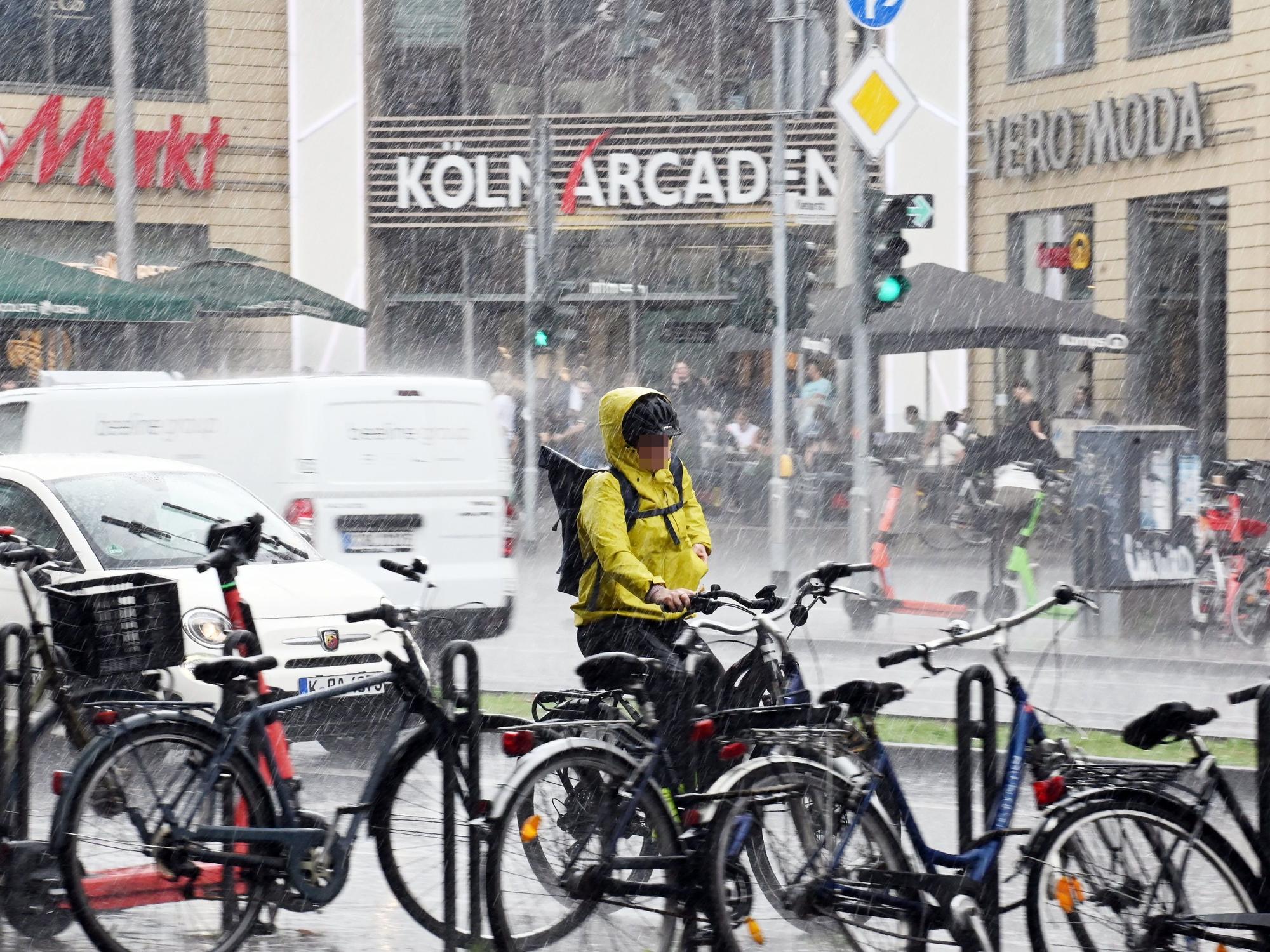 Ein kräftiger Regenschauer kommt über der Kalker Hauptstraße runter.