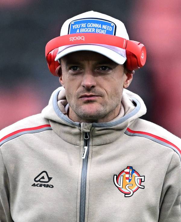 Jamie Vardy mit Kappe und großen Kopfhörern.