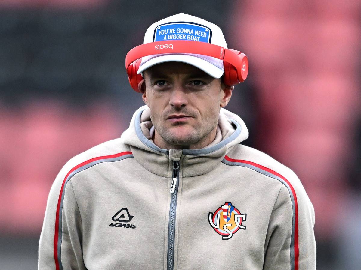 Jamie Vardy mit Kappe und großen Kopfhörern.