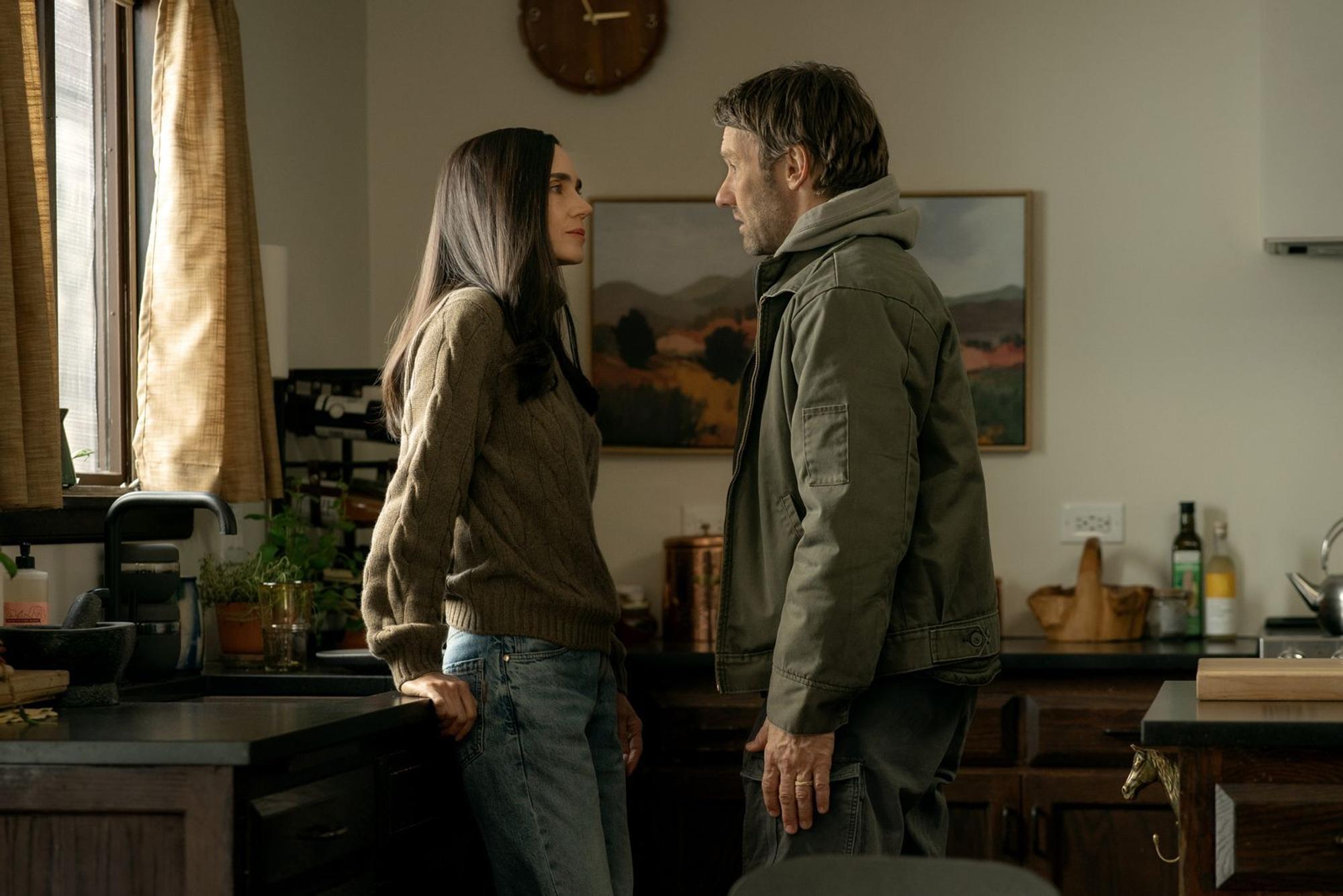 Zunehmend paranoid: Manchmal weiß Daniela (Jennifer Connelly) nicht, ob sie der richtigen Version von Jason (Joel Edgerton) gegenübersteht. (Bild: Apple TV / Sandy Morris)