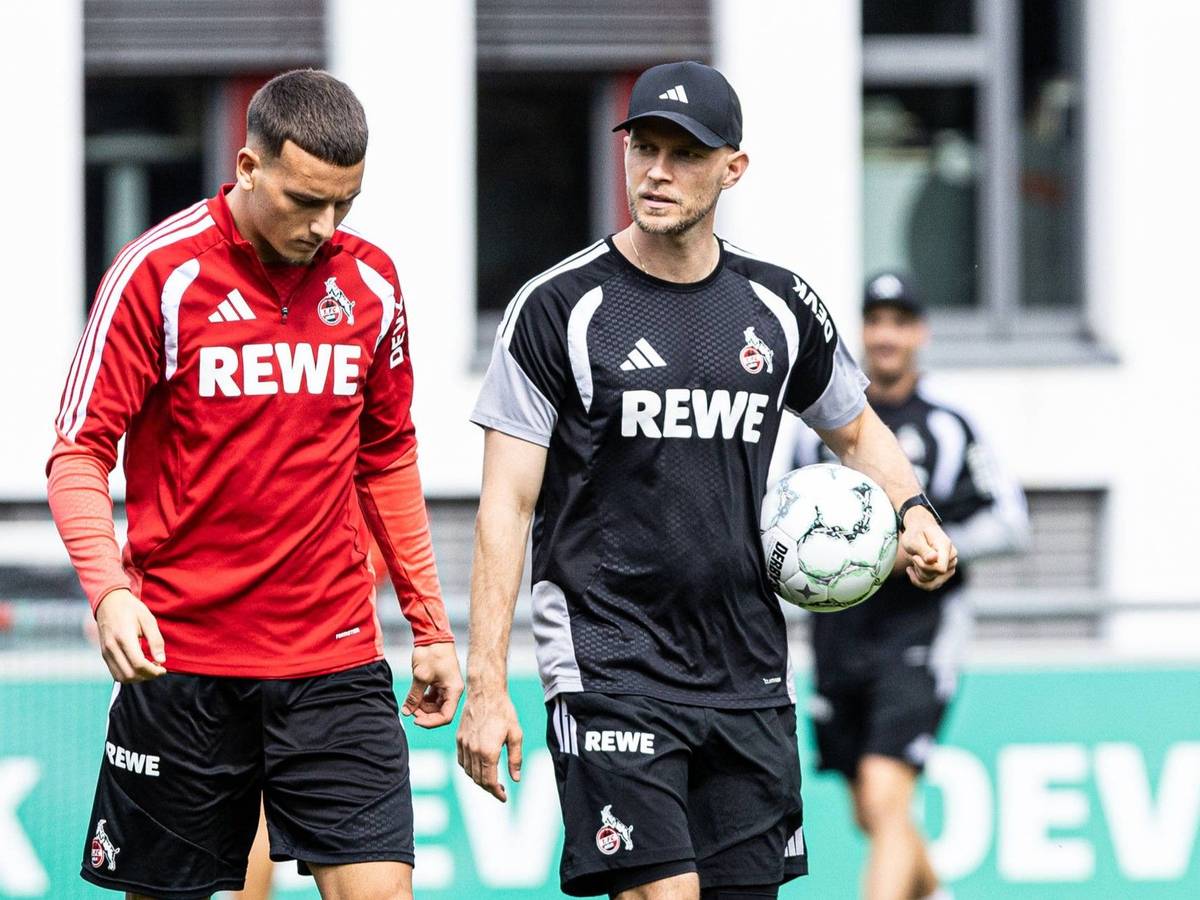 Auf dem Trainingsplatz beim 1. FC Köln spricht Trainer René Wagner mit Said El Mala.