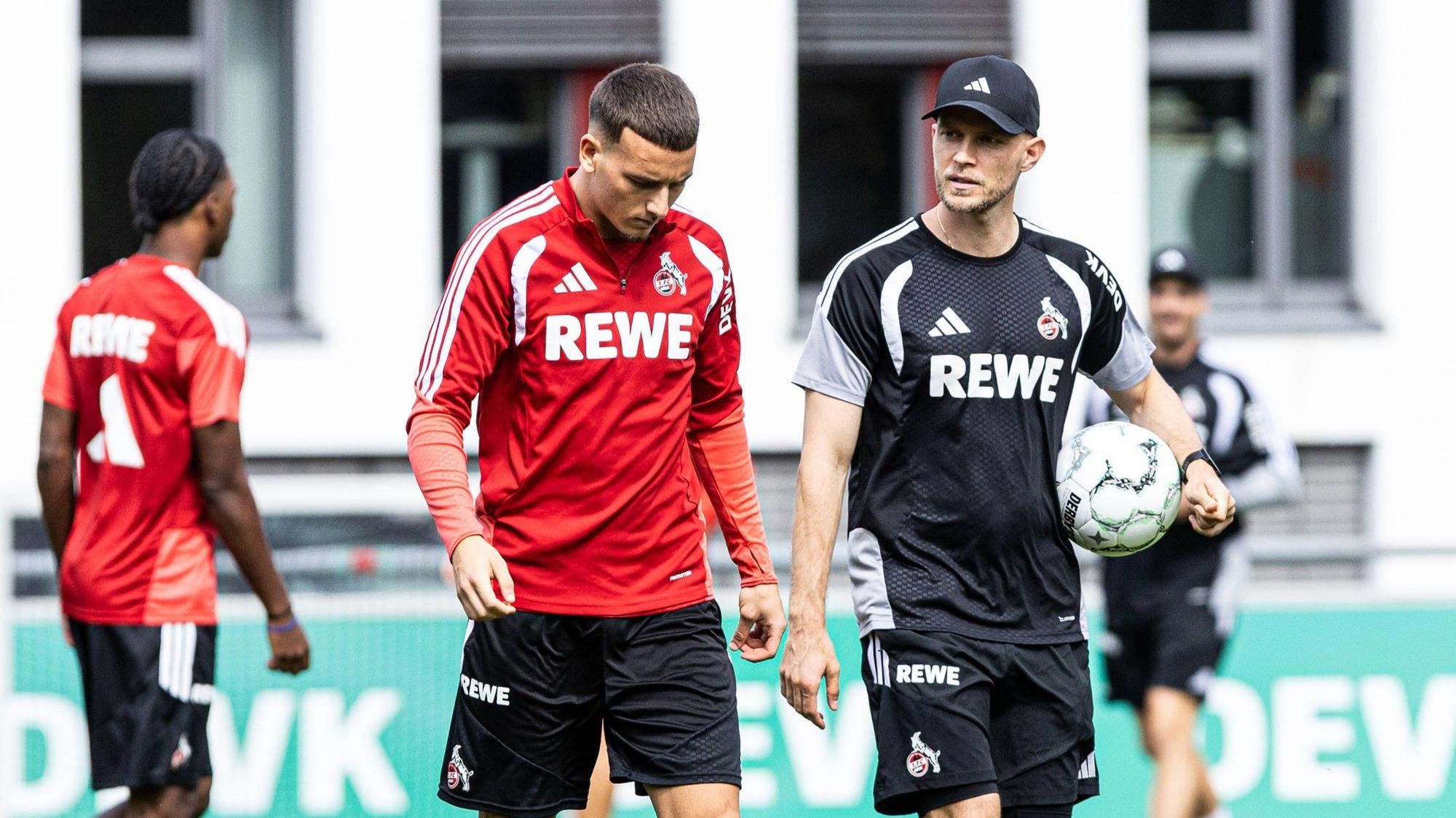 Auf dem Trainingsplatz beim 1. FC Köln spricht Trainer René Wagner mit Said El Mala.