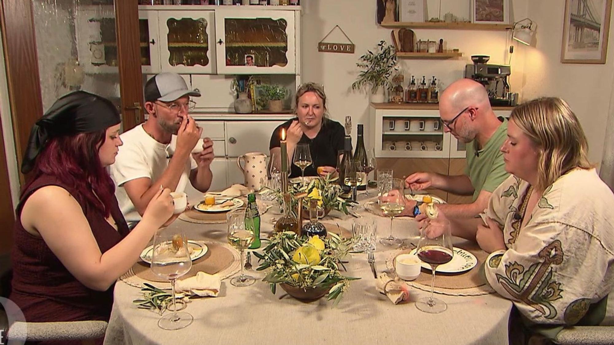 An Tag 4 trifft sich die Pfälzer Dinner-Runde bei Lorene (Mitte) in Landau. (Bild: RTL)