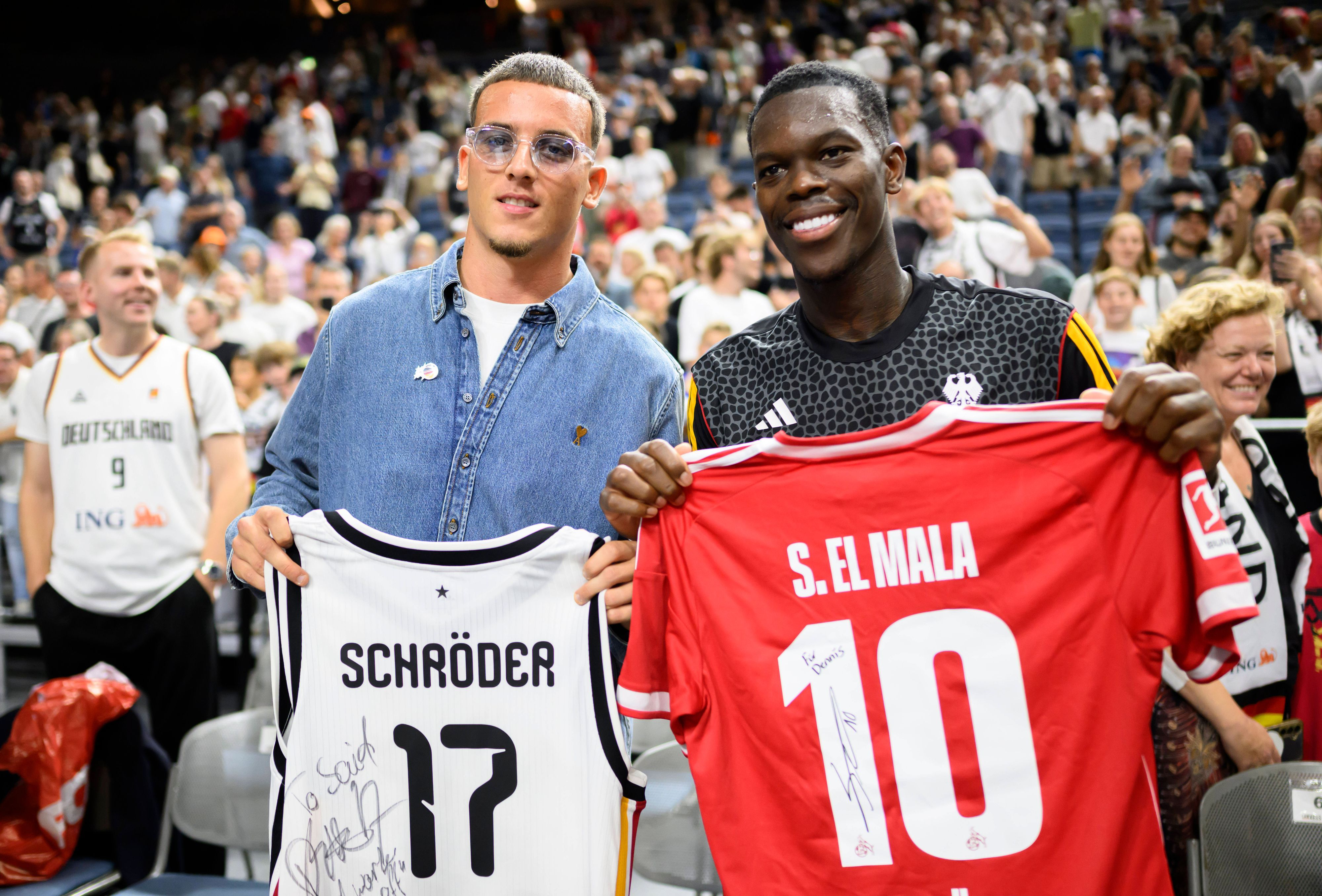 Said El Mala und Dennis Schröder tauschen die Trikots.