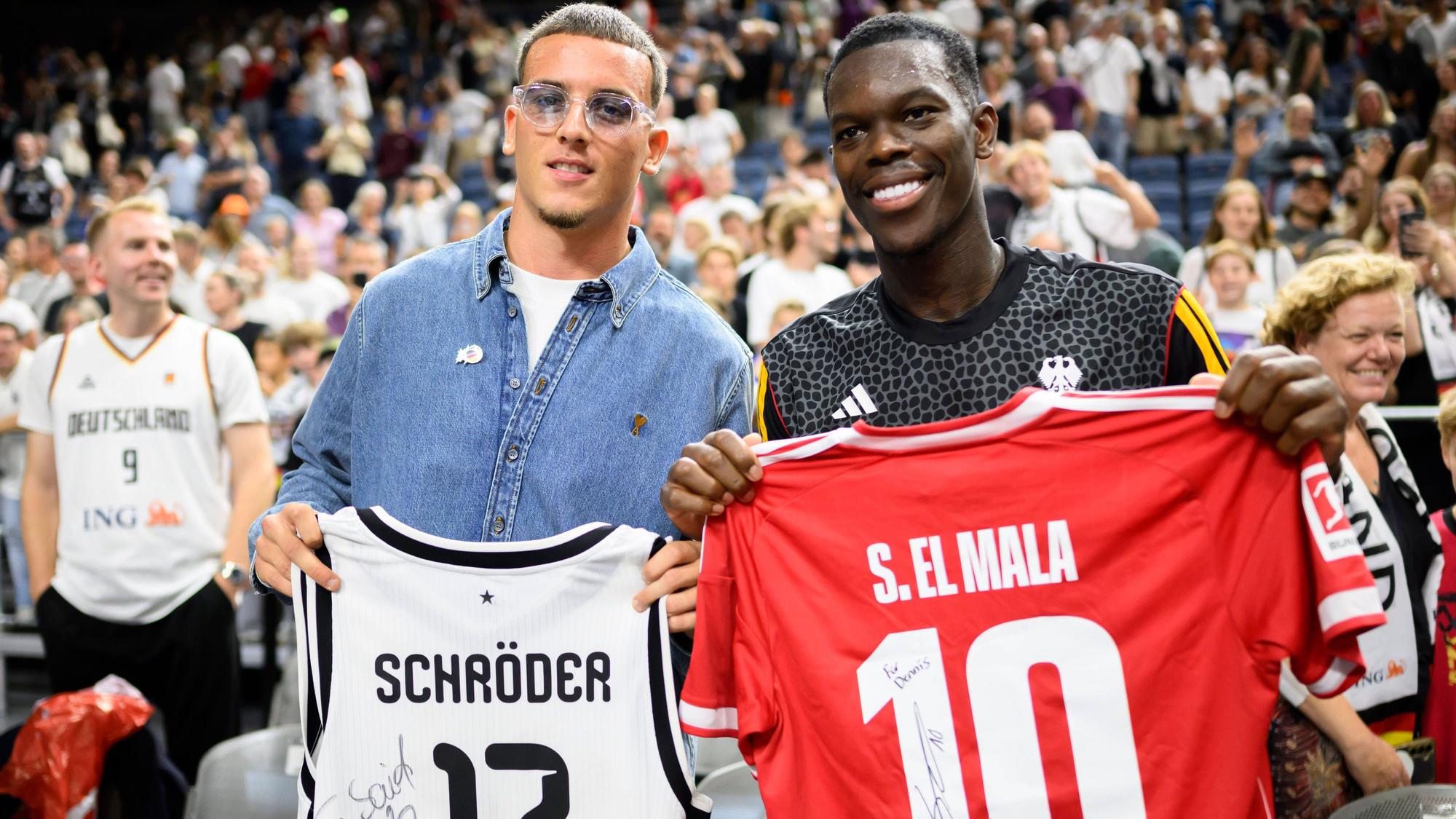 Said El Mala und Dennis Schröder tauschen die Trikots.