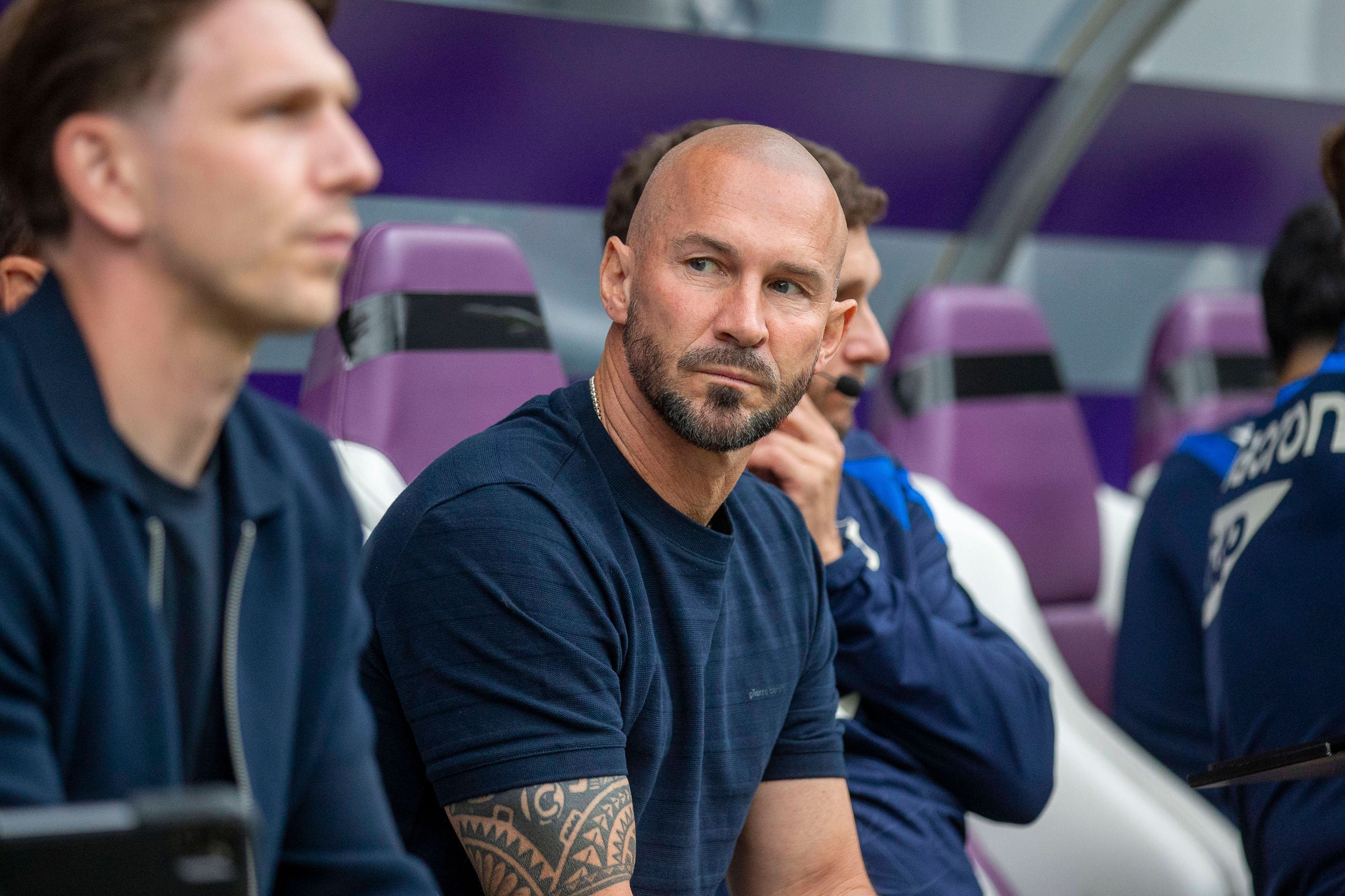 Christian Ilzer sitzt auf der Trainerbank.