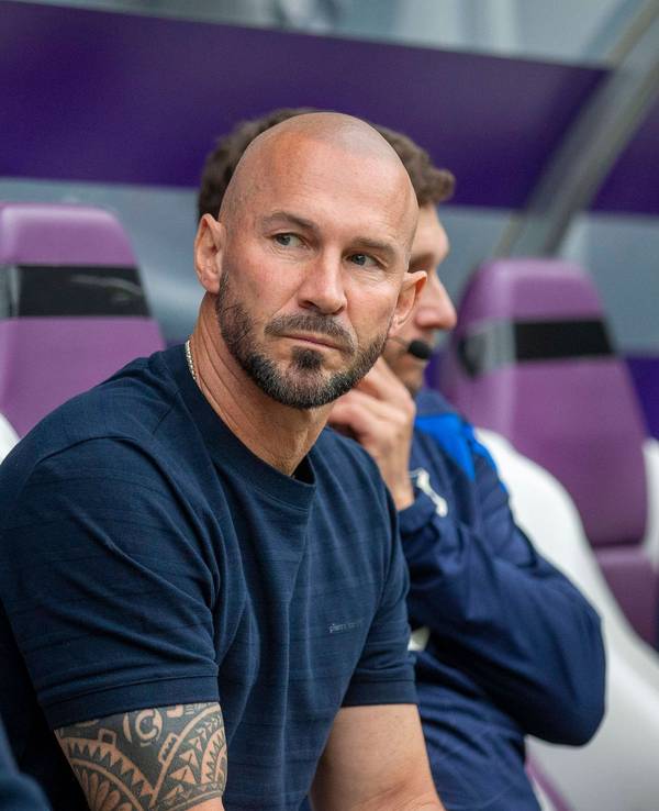 Christian Ilzer sitzt auf der Trainerbank.