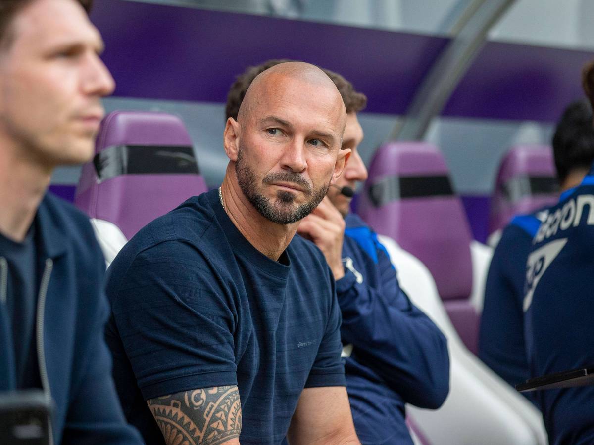 Christian Ilzer sitzt auf der Trainerbank.
