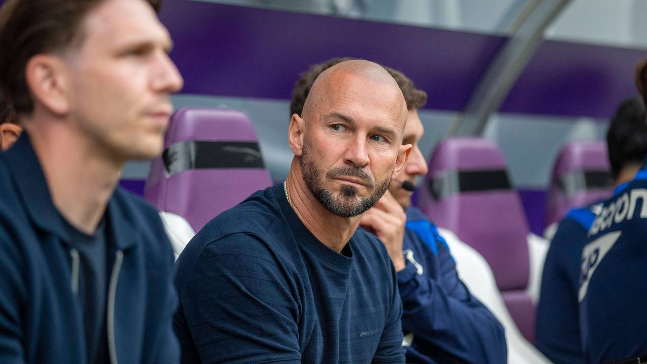 Christian Ilzer sitzt auf der Trainerbank.