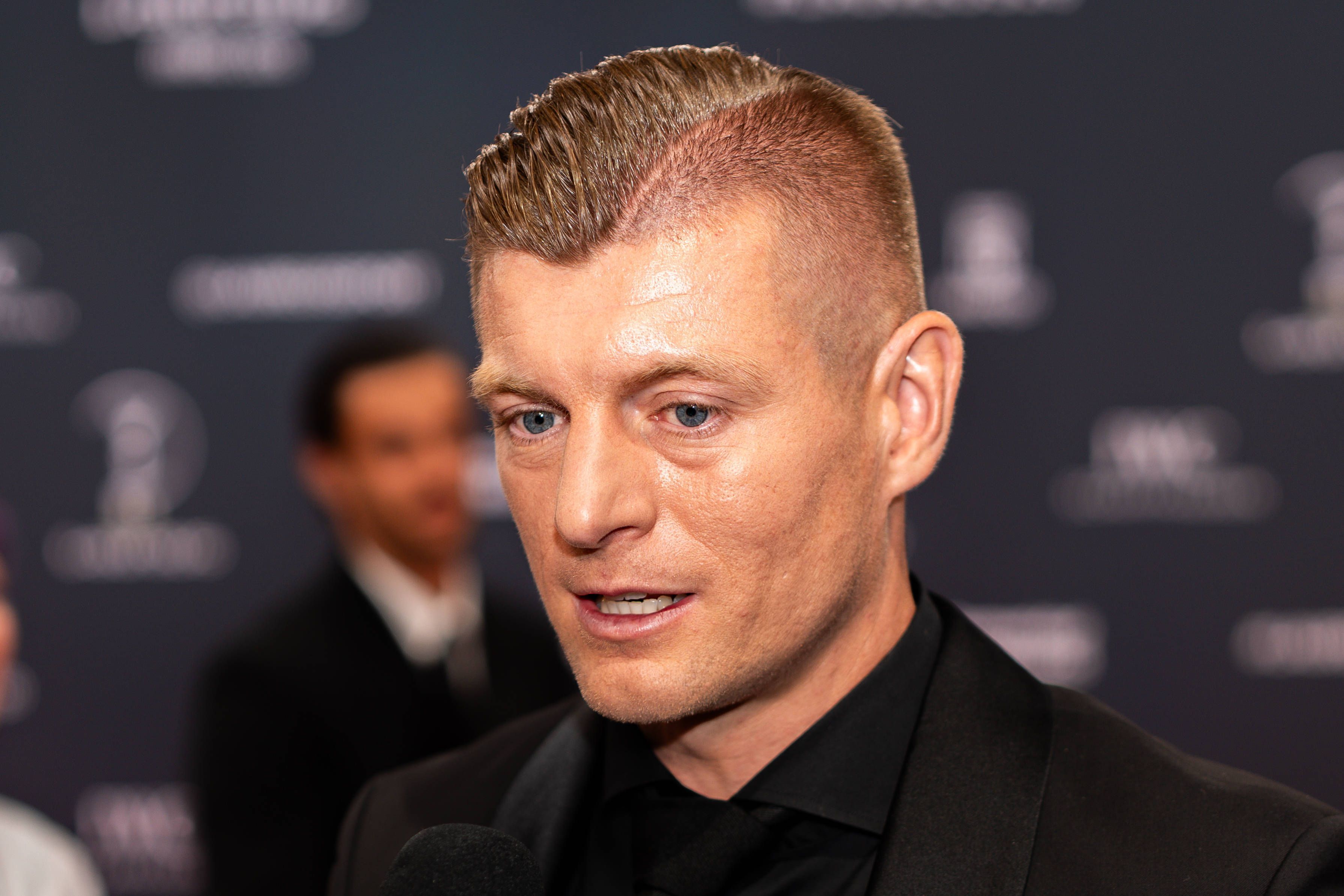 Toni Kroos wird auf dem roten Teppich interviewt.