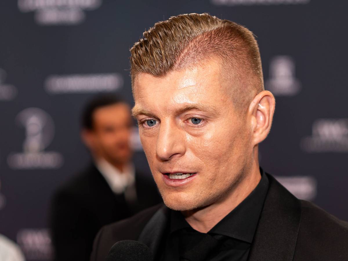 Toni Kroos wird auf dem roten Teppich interviewt.