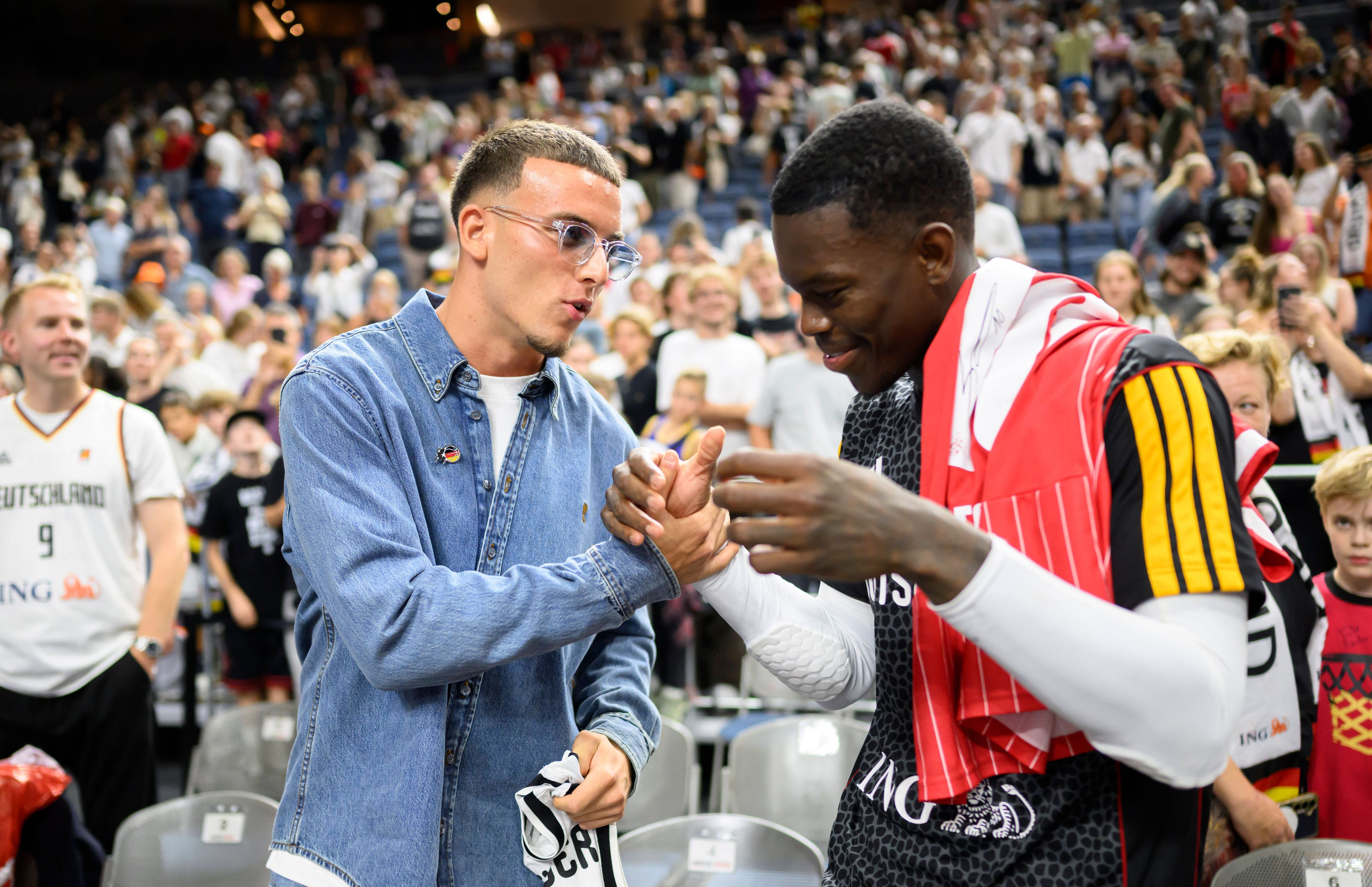 Said El Mala und Dennis Schröder klatschen sich ab.