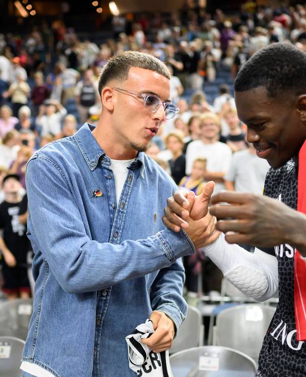 Said El Mala und Dennis Schröder klatschen sich ab.
