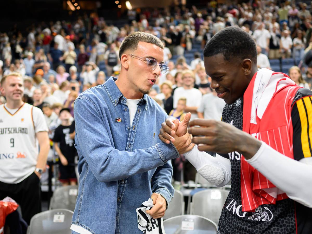 Said El Mala und Dennis Schröder klatschen sich ab.