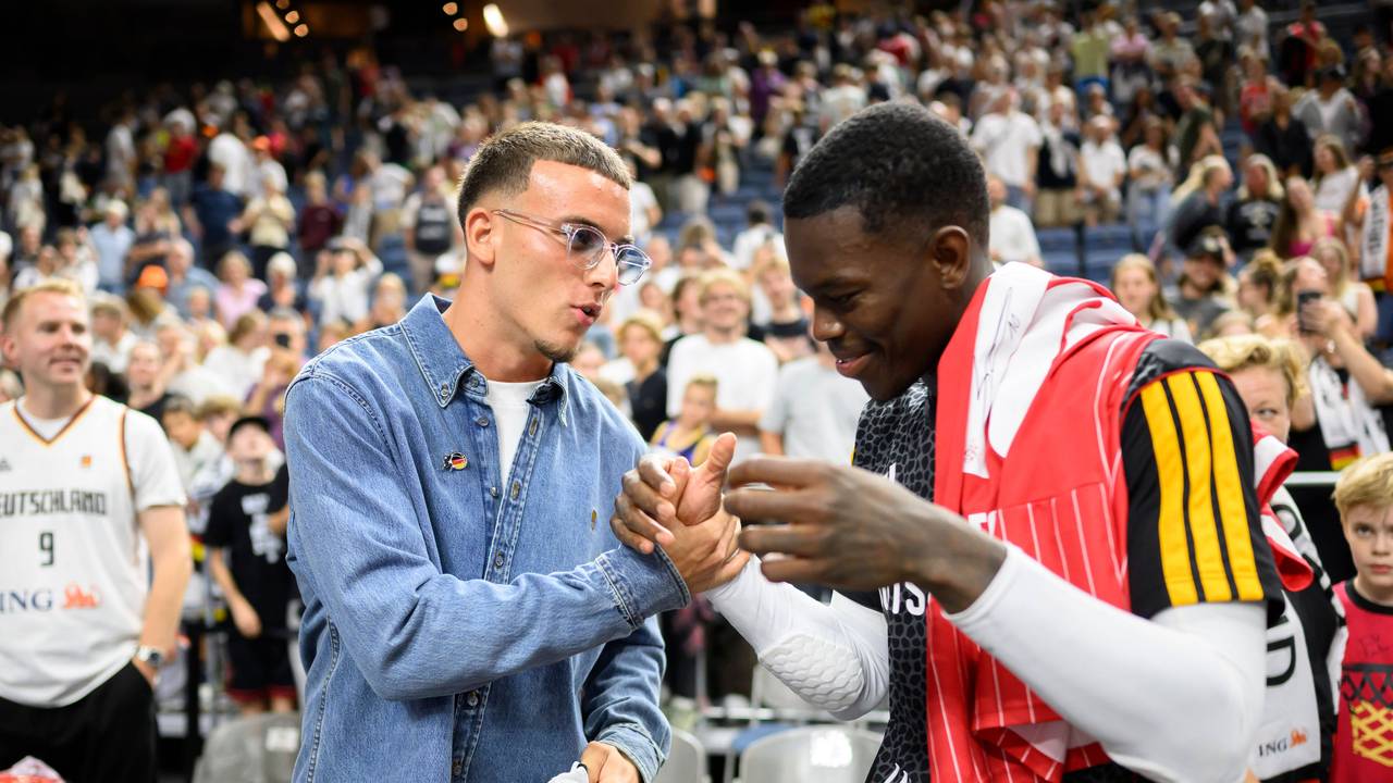 Said El Mala und Dennis Schröder klatschen sich ab.