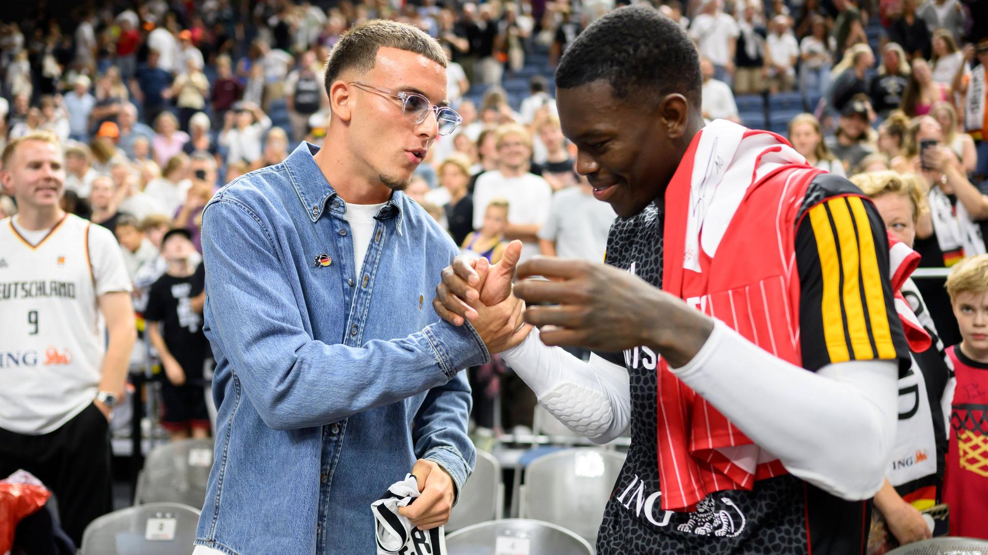 Said El Mala und Dennis Schröder klatschen sich ab.