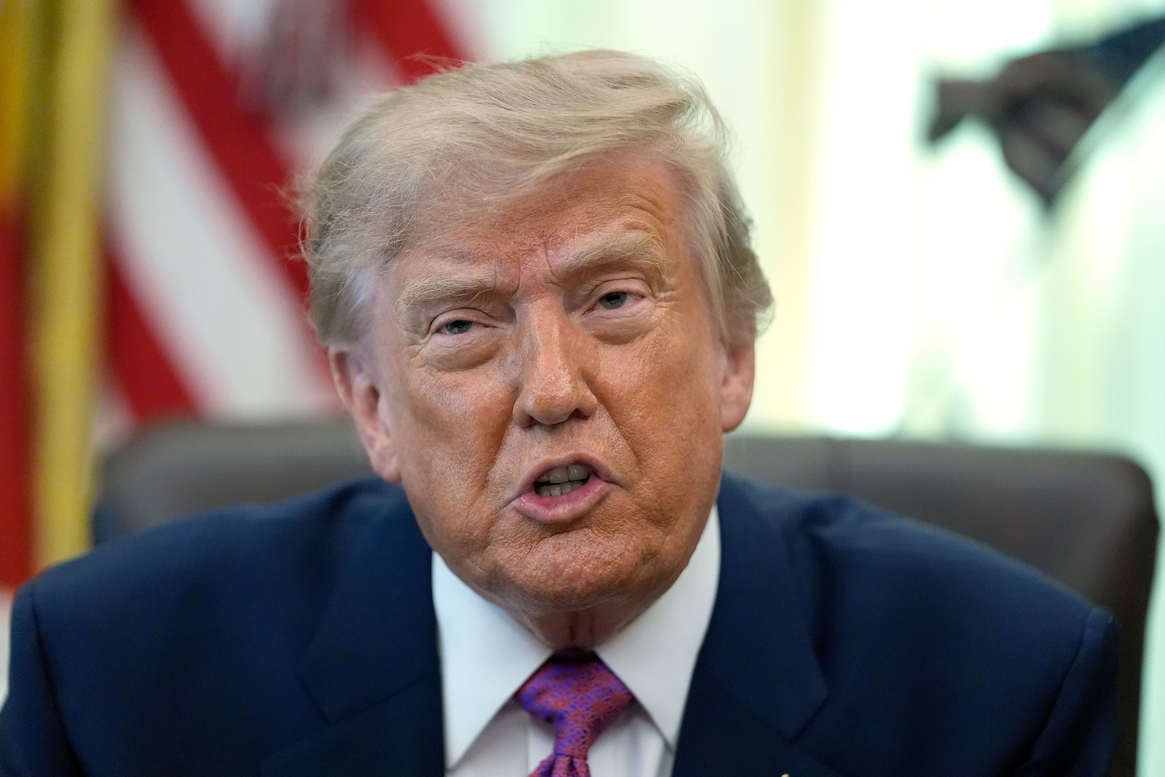 US-Präsident Donald Trump spricht im Oval Office des Weißen Hauses.
