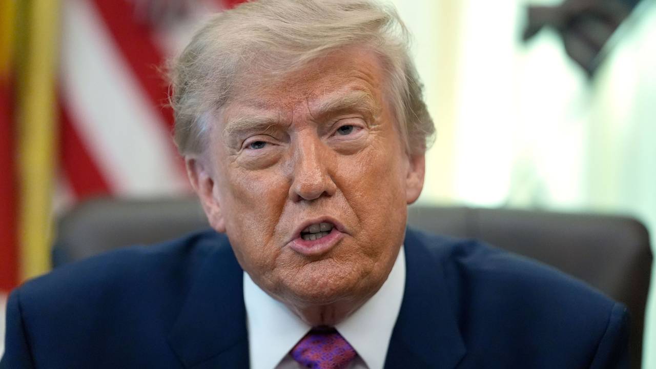 US-Präsident Donald Trump spricht im Oval Office des Weißen Hauses.