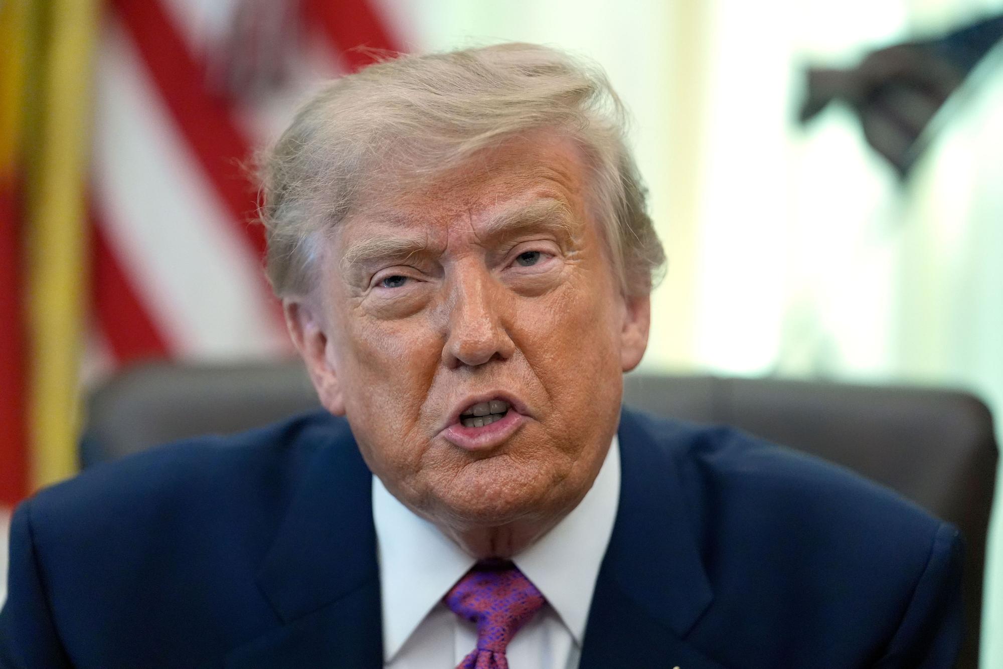 US-Präsident Donald Trump spricht im Oval Office des Weißen Hauses.