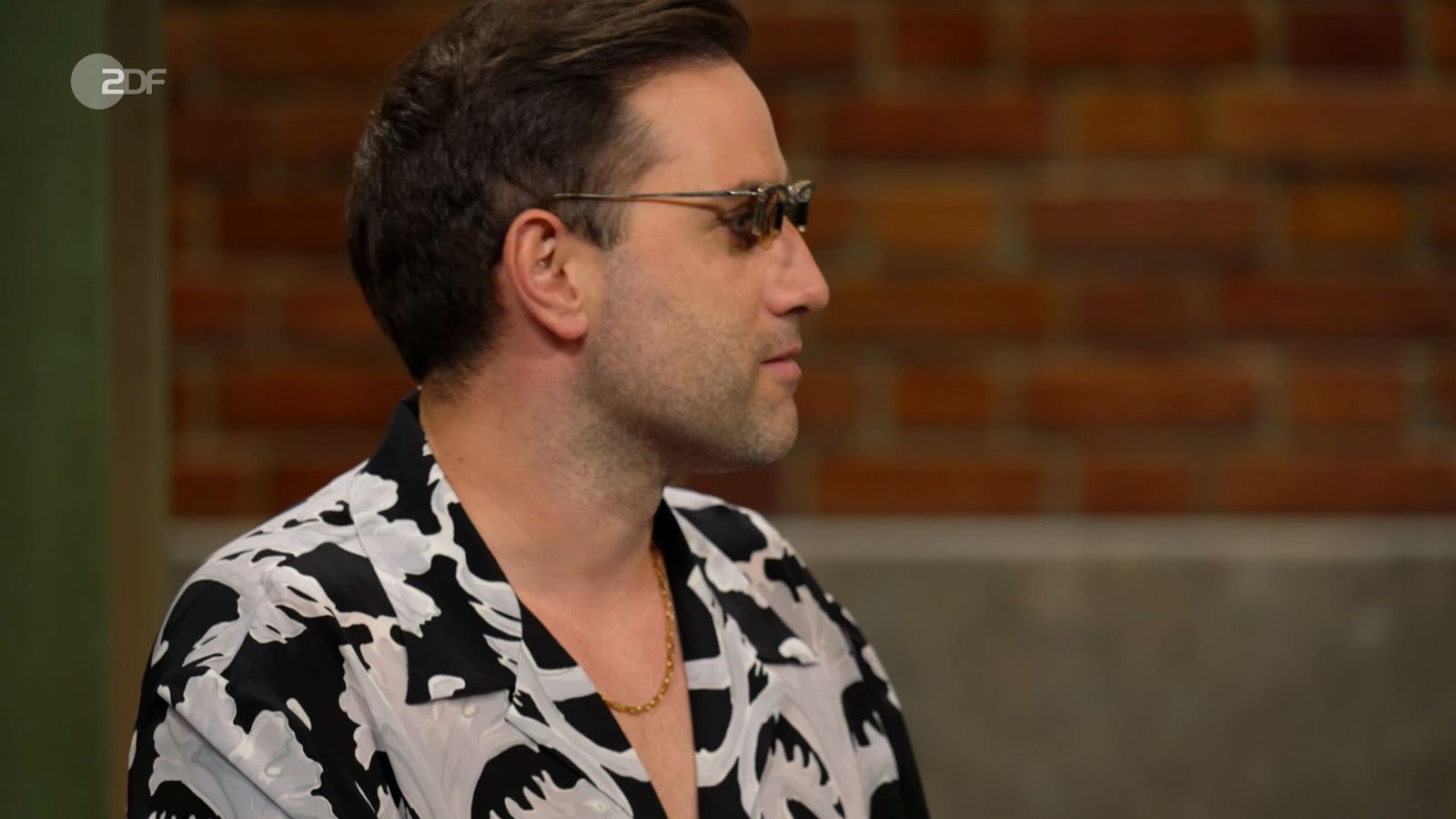 „Ich habe Fragen ...“, wunderte sich Händler David Suppes über die außergewöhnliche Brille.  (Bild: ZDF)