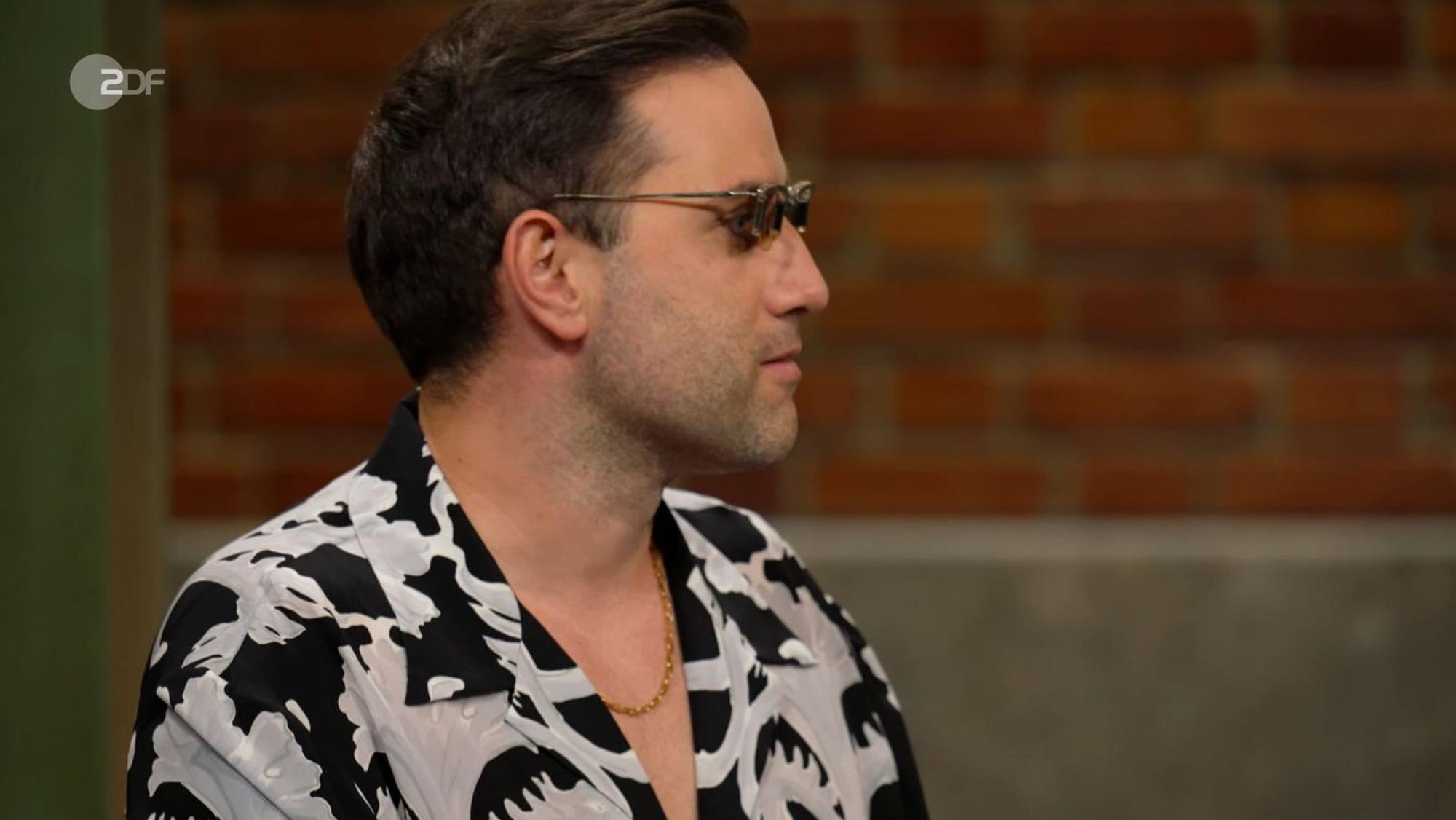 „Ich habe Fragen ...“, wunderte sich Händler David Suppes über die außergewöhnliche Brille. (Bild: ZDF)