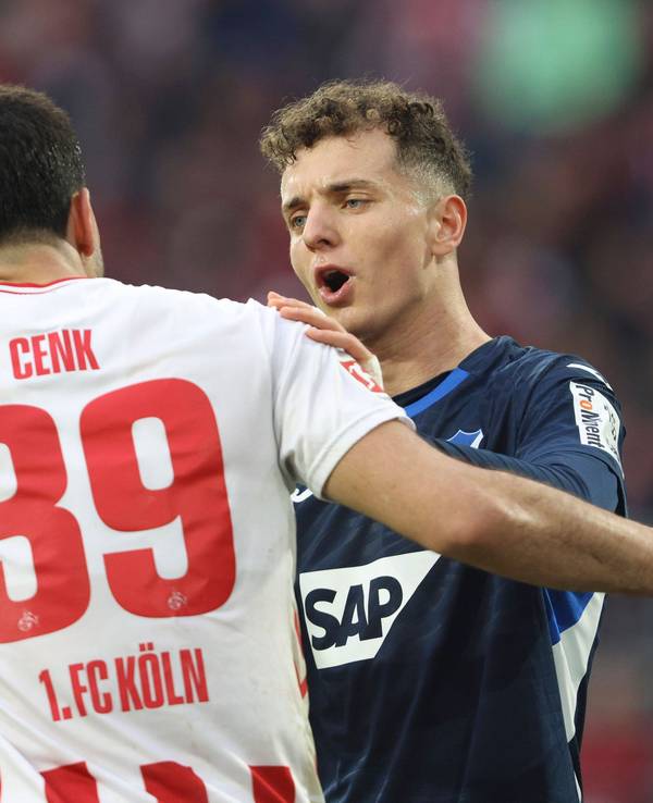 Fisnik Asllani und Cenk Özkacar diskutieren.