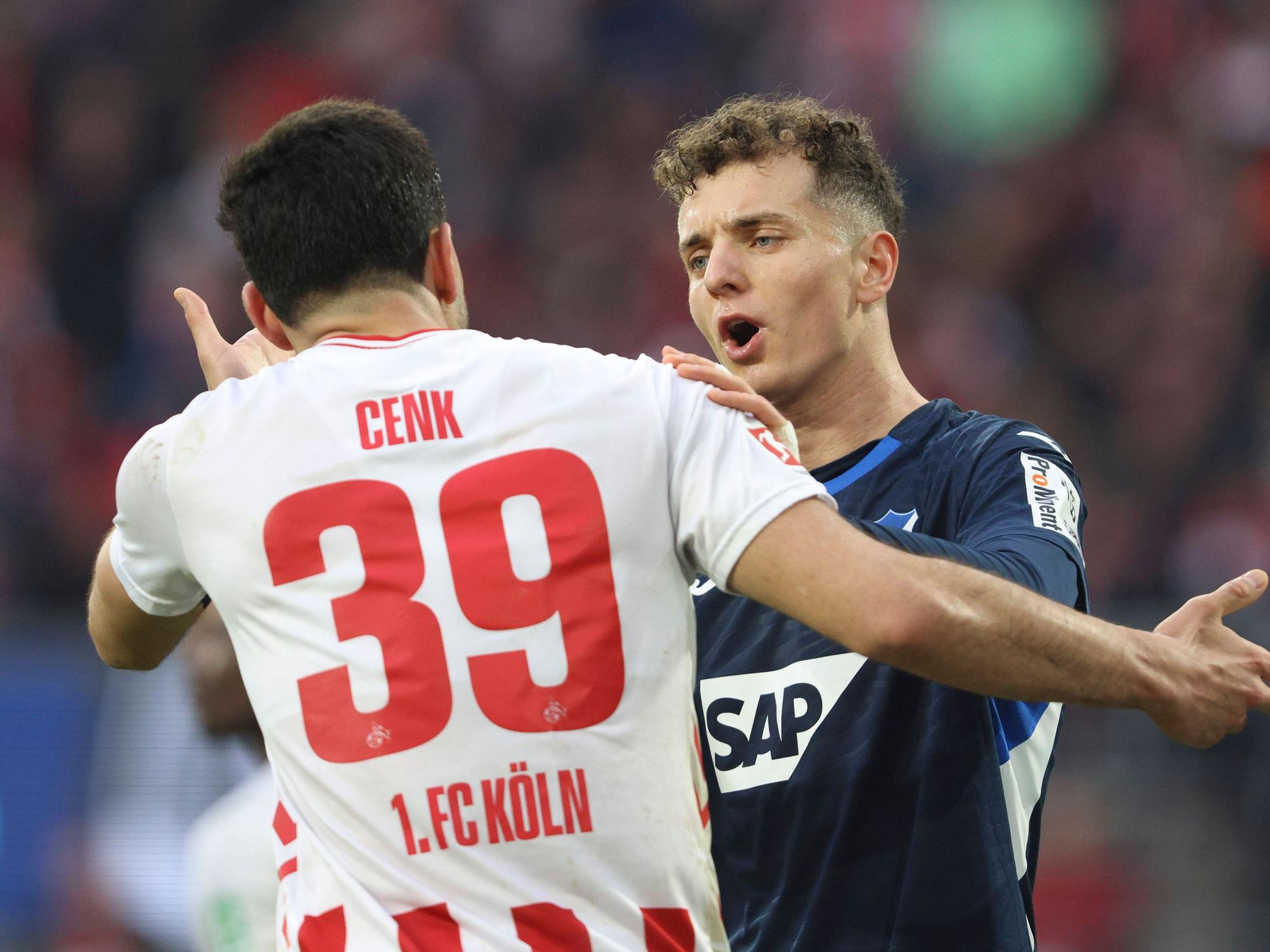 Fisnik Asllani und Cenk Özkacar diskutieren.