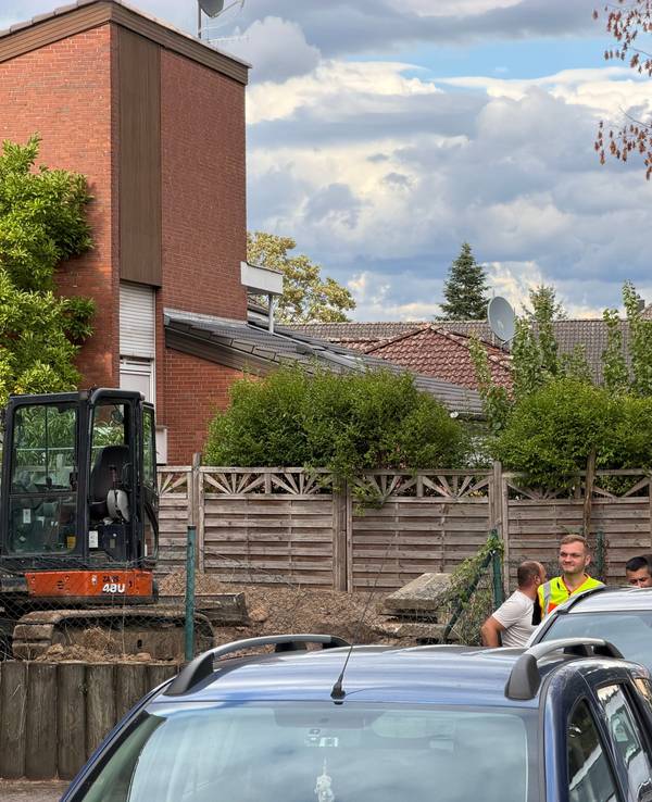 Bei Umbauarbeiten in einem Garten wurde die Fluggranate gefunden. Um sie unschädlich zu machen, muss sie gesprengt werden.