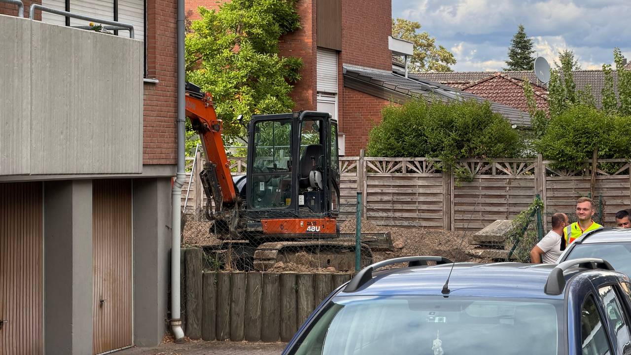 Bei Umbauarbeiten in einem Garten wurde die Fluggranate gefunden. Um sie unschädlich zu machen, muss sie gesprengt werden.