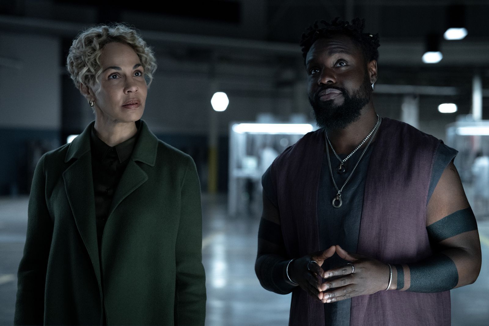 Blair (Amanda Brugel) liest einer Version von Leighton (Dayo Okeniyi) die Leviten. (Bild: Apple TV / Sandy Morris)
