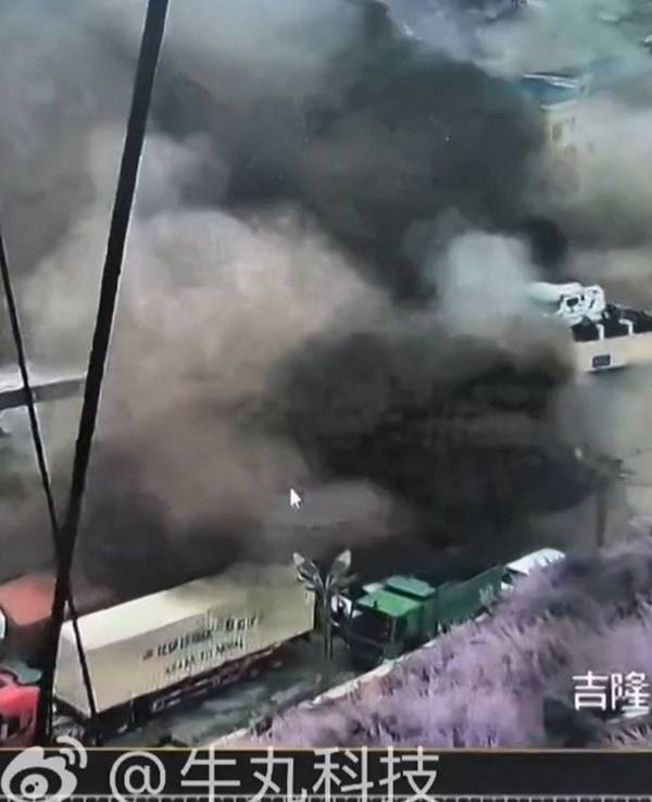 Videoaufnahmen zeigen die zerstörerische Flutwelle in Tibet.