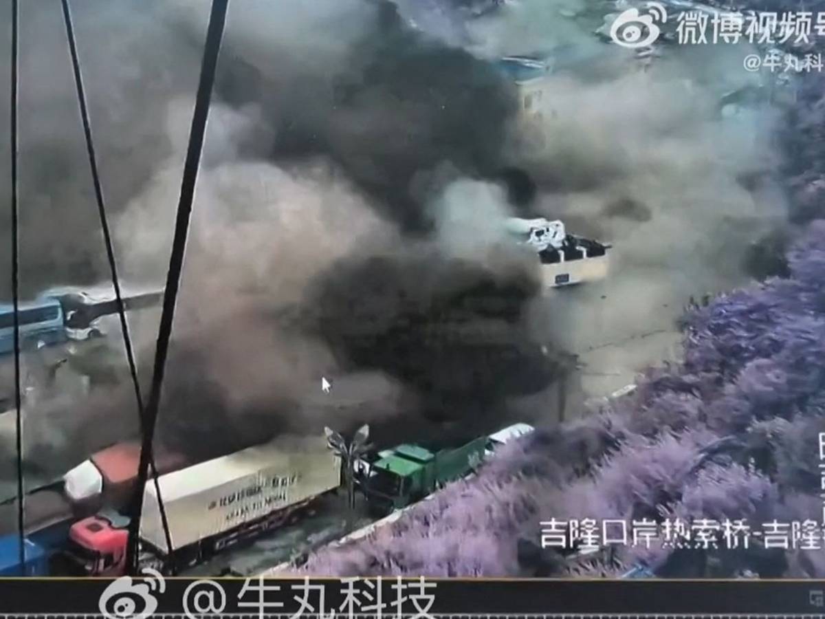 Videoaufnahmen zeigen die zerstörerische Flutwelle in Tibet.