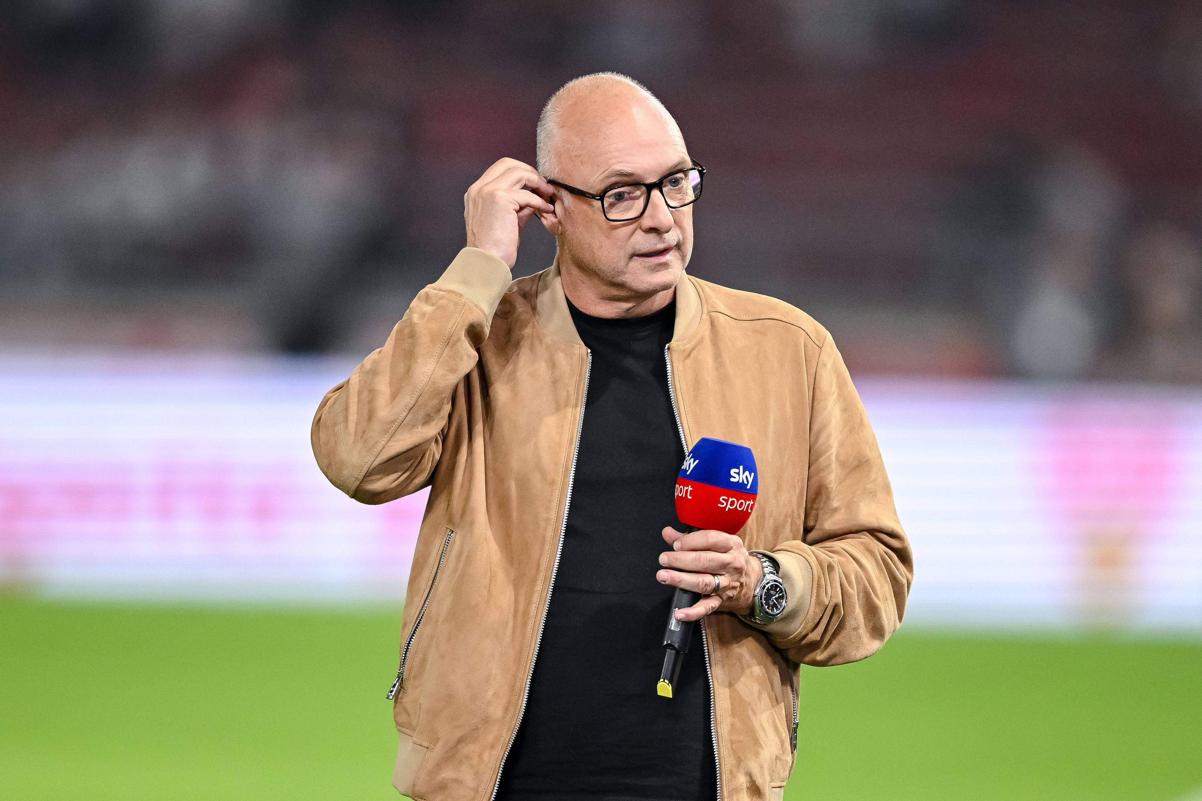 Mit Sky-Mikrofon im Stadion: Kommentator Frank Buschmann.