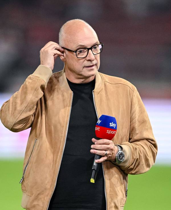 Mit Sky-Mikrofon im Stadion: Kommentator Frank Buschmann.