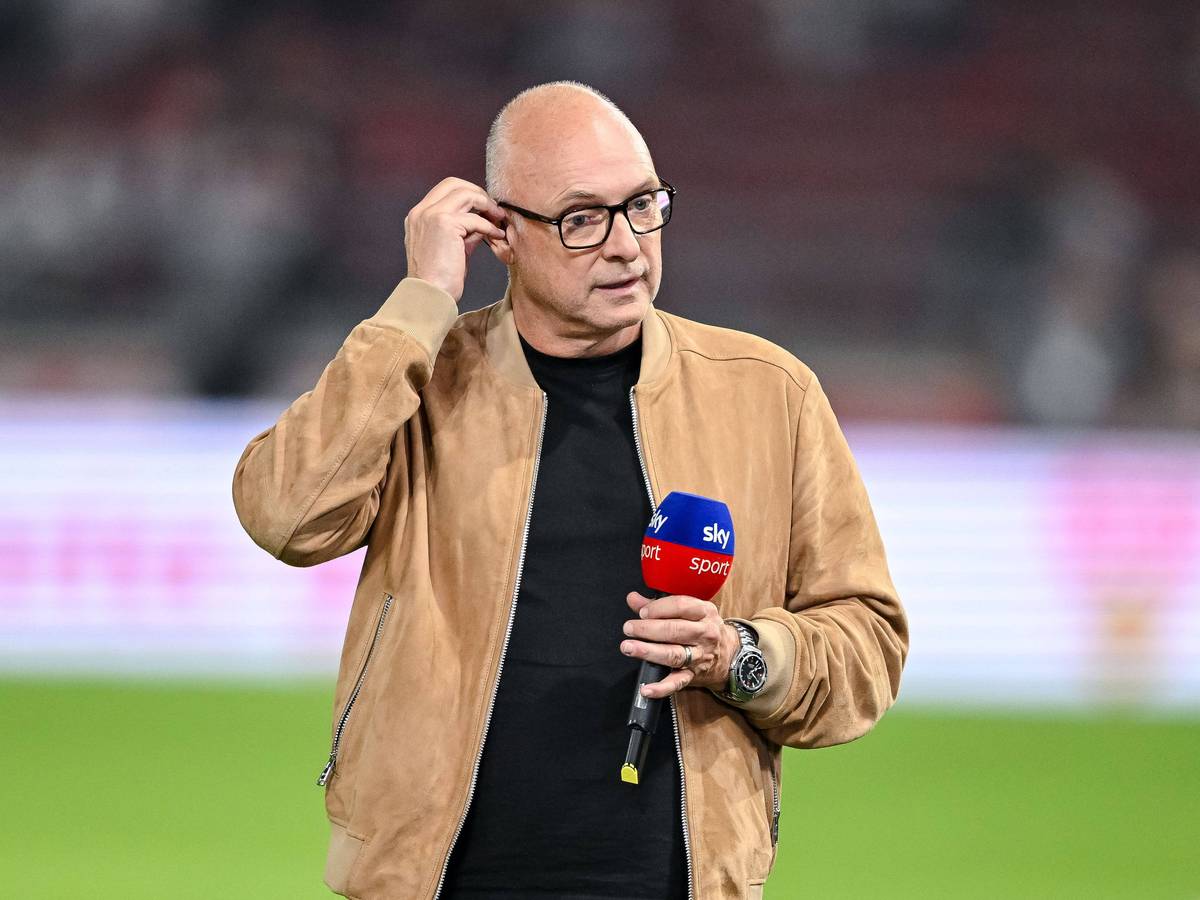 Mit Sky-Mikrofon im Stadion: Kommentator Frank Buschmann.