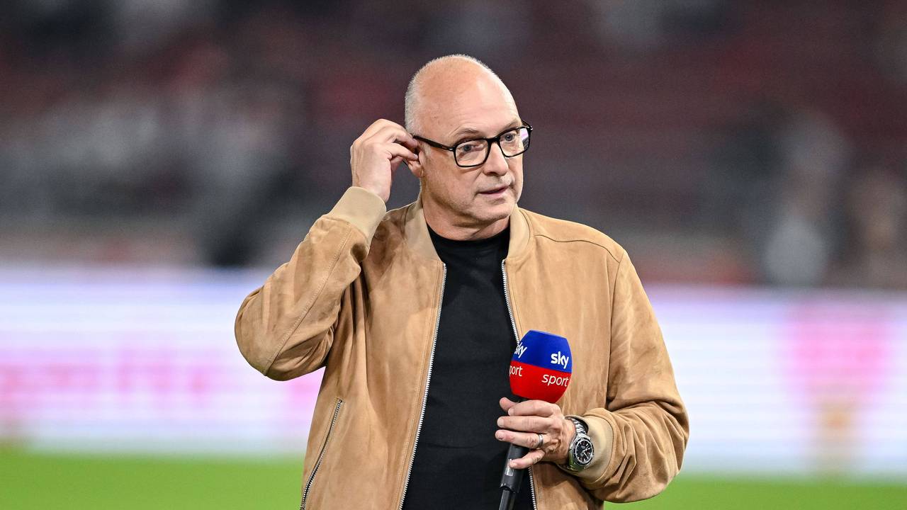Mit Sky-Mikrofon im Stadion: Kommentator Frank Buschmann.