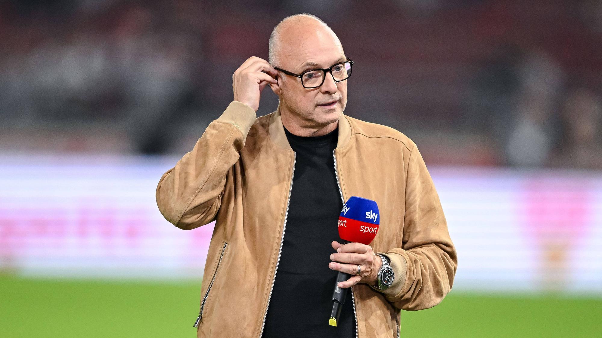 Mit Sky-Mikrofon im Stadion: Kommentator Frank Buschmann.